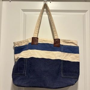Blue and cream heavy canvas beach bag with zipper. Zipper close and zipper pouch